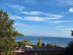 uma vista para o oceano a partir de um edifício em Magic Hotel em Agia Paraskevi