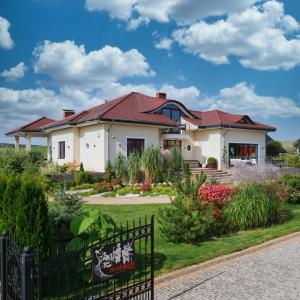 una casa con techo rojo en Villa Pro Musica - apartamenty, śniadania, en Lębork