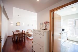 uma cozinha e sala de jantar com uma mesa e um quarto em FLH Alta Lisboa Brightly Flat em Lisboa