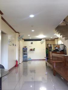 een grote kamer met een trap en een lobby bij Marion's Inn 1 Bantayan powered by Cocotel in Bantayan
