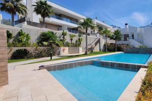 une piscine en face d'un bâtiment dans l'établissement Apartamento en Finestrat, à Finestrat