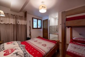 a bedroom with two beds and a window at Chalet le Chardon Bleu in Villarembert