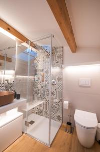 La salle de bains est pourvue d'une cabine de douche en verre et de toilettes. dans l'établissement White Home, à Castellammare del Golfo