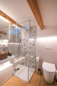 カステッランマーレ・デル・ゴルフォにあるWhite Homeのバスルーム(ガラス張りのシャワーブース、トイレ付)