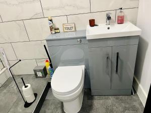 Newly refurbished 1-Bed Apartment in Croydon SE25 في لندن: حمام مع مرحاض ومغسلة