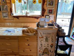 Eine orangefarbene Katze, die in einer Kiste in einem Zimmer schläft. in der Unterkunft Hive Check - Safari Tent - BeeWeaver Honey Farm in Navasota