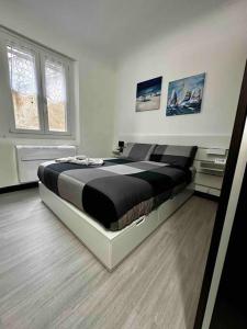 ein Schlafzimmer mit einem großen Bett in einem Zimmer in der Unterkunft Dal Cielo Ai Rolli in Genua