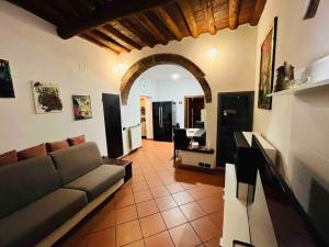 a living room with a couch and a table at Casa Maria in Galluzzo