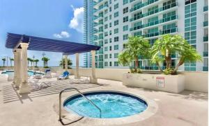 a hot tub on the patio at a resort at Centric Modern 40thFloor Brickell Condo FREE parking by Palermo Home Miami in Miami