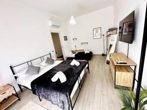ローマにあるAppartamento Vaticanoのベッドルーム(大型ベッド1台付)、リビングルームが備わります。