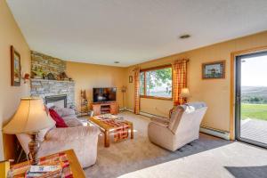 uma sala de estar com um sofá e uma lareira em Muncy Vacation Rental with Deck and Views 
