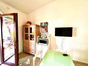 cocina con mesa verde en una habitación en Villetta la Cinta, en San Teodoro