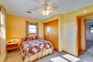 um quarto com uma cama e uma ventoinha de tecto em Muncy Vacation Rental with Deck and Views 