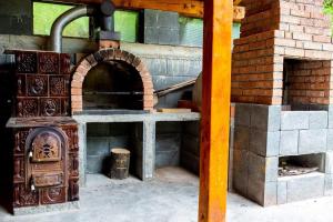 un gran horno de ladrillo con estufa de piedra en Cabana AFTER HILL, en Cluj-Napoca