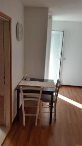 uma mesa de jantar com uma cadeira e um relógio na parede em Room in Brela with air conditioning, WiFi, washing machine 4947-6 em Brela
