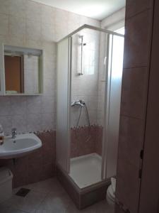 uma casa de banho com um chuveiro e um lavatório. em Room in Brela with air conditioning, WiFi, washing machine 4947-6 em Brela