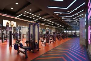 un gimnasio con muchas cintas de correr y máquinas en Lejlighed med shoppingcenter - Beylikdüzü, en Büyükçekmece