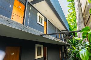 - un bâtiment avec un balcon et une porte dans l'établissement Hotel Stella Talca, à Talca