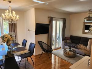 een woonkamer met een bank en een tafel bij Palma Luxury Apartment in Ploče