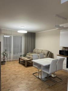 salon ze stołem i kanapą w obiekcie Apartament Sielawy 21 w Poznaniu