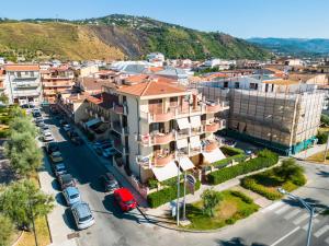 een luchtzicht op een stad met gebouwen en auto's bij Residence L'Arcipelago Appartamenti Fronte Mare con Ampio Balcone in Capo dʼOrlando
