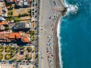 una vista panoramica su una spiaggia con auto parcheggiate di Residence L'Arcipelago Appartamenti Fronte Mare con Ampio Balcone a Capo dʼOrlando