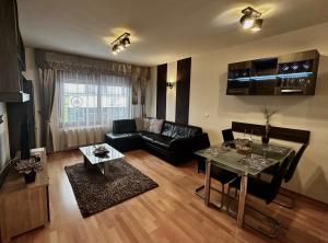 sala de estar con sofá y mesa en Leda Apartments, en Budapest