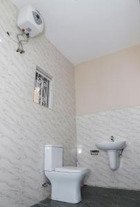 E&T Luxury Apartments في أويو: حمام مع مرحاض ومغسلة
