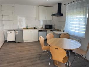 a kitchen with a table and chairs in a kitchen at Apartament mit Schlafzimmer in Hugsweier