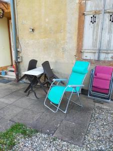 eine Gruppe von Stühlen neben einem Gebäude in der Unterkunft STUDIO ST GREGOIRE Au Pied des Vosges et Vignoble ! in Munster
