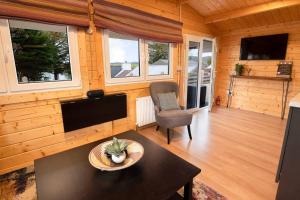 Posezení v ubytování Luxury Log Cabin with Private Hot Tub & Sea Views