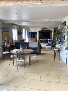 - un salon avec une table et des chaises dans l'établissement * Ancien domaine viticole de la Brandette *, à Gaillan-en-Médoc