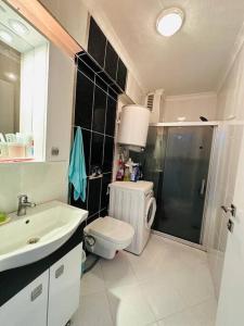 een badkamer met een toilet, een wastafel en een douche bij Apartment in der Nähe vom Strand in Didim
