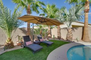 Bazén v ubytování Maricopa Retreat with Peaceful Backyard Oasis! nebo v jeho okolí