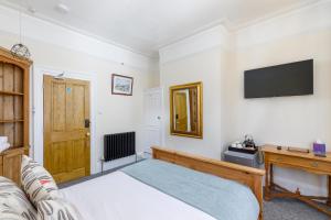 Μια τηλεόραση ή/και κέντρο ψυχαγωγίας στο Finest Retreats - Pittodrie Guest House - Room 5