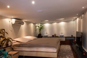 Tempat tidur dalam kamar di BeautyD Familie- of gezinskamer JUNIOR-SUITE centrum Gullegem
