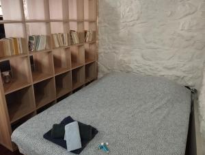 Cette chambre comprend un lit avec une étagère. dans l'établissement Studio - hypercentre - WIFI et Clim, à Toulon