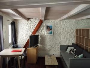 - un salon avec un canapé et une télévision dans l'établissement Studio - hypercentre - WIFI et Clim, à Toulon