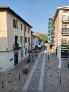 una calle con muchos parquímetros en una ciudad en B&B Intero Appartamento Forum e Metro Milanofiori, en Assago