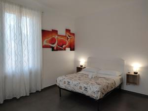1 dormitorio con 1 cama y una pintura en la pared en B&B Intero Appartamento Forum e Metro Milanofiori, en Assago