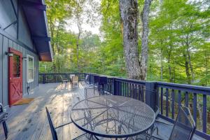 Un balcon sau o terasă la 2 Mi to Beech Mtn Blue Ridge Cabin with Deck