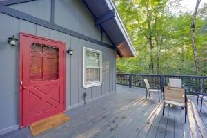 Un balcon sau o terasă la 2 Mi to Beech Mtn Blue Ridge Cabin with Deck