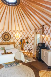 sypialnia z łóżkiem w jurcie w obiekcie Camposanto Glamping - The Macaw Yurt w mieście Austin