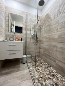 y baño con ducha y suelo de piedra. en L'Oasis, en Marsella