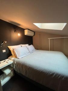 1 dormitorio con cama grande y mesa blanca en L'Oasis, en Marsella