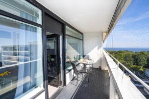 d'un balcon avec une table et une vue sur l'océan. dans l'établissement Wohlfühloase mit Meerblick, à Sierksdorf