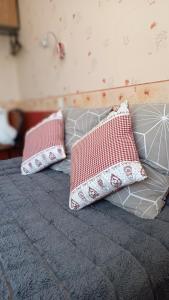 מיטה או מיטות בחדר ב-Hôtel Le Pommeil