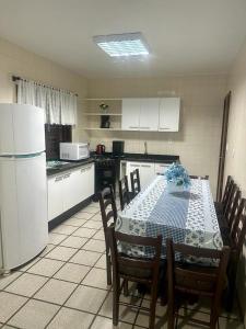 Virtuvė arba virtuvėlė apgyvendinimo įstaigoje Casa na praia de Bombas com Piscina