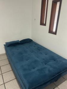 Łóżko lub łóżka w pokoju w obiekcie Casa na praia de Bombas com Piscina
