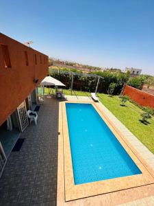 uma piscina num quintal ao lado de um edifício em Villa hidaya sans vis à vis em Marrakech